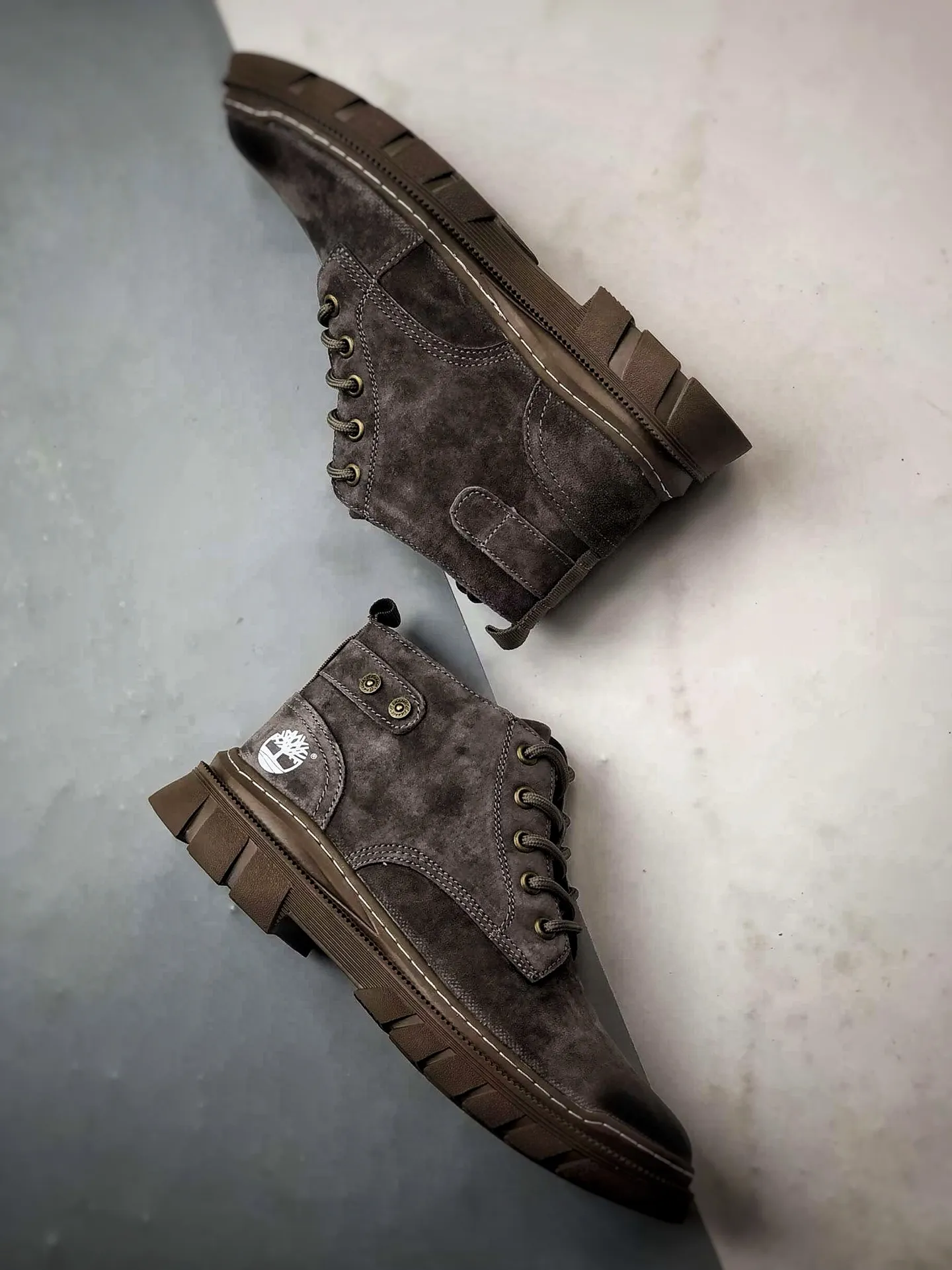 💰440 Timberland 25 autumn and winter must-have outdoor casual mid-cut rhubarb boots #Guangdong Dachang quality, original box and original packaging, fashionable and trendy matching. The fabric is made of Italian 🇮🇹 top-grade frosted fine-grained cowhide. Lightweight outsole. It is equipped with anti-odor and anti-corrosion genuine leather latex insoles. The outsole and hardware are all made from OEM raw materials. It is the same as the original Goodyear and will never be glued. Good products do not kill pigs. The quality of the first order is strictly controlled. Exclusively launched on the entire network. There is no doubt about the quality. The whole set is packaged in the same official website to give you the perfect wearing experience. The quality is exquisite and durable. A must-have for sportsmen. Specially designed to prevent handsomeness. High-quality and first-class foot feel. Special for cold protection and outdoor use this winter. Casual matching for daily use. Item No.: TB99248 Size: 39 40 41 42 43 44 (standard size)